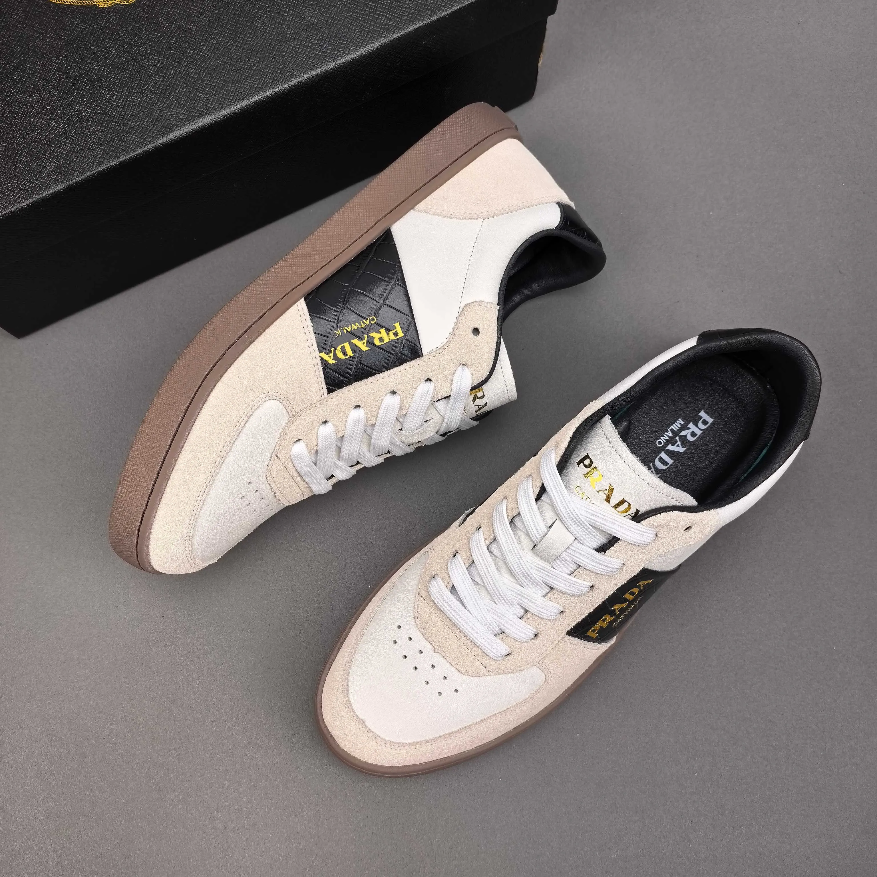 PP400👟👟👟Prada set off the audience! Prada, an international brand that is constantly innovating, this men's casual shoe, the original version, made of cowhide leather at a ratio of one to one at the store, with leather feet and rubber non-slip outsole, breathable and comfortable, quality speaks for itself👄38-44